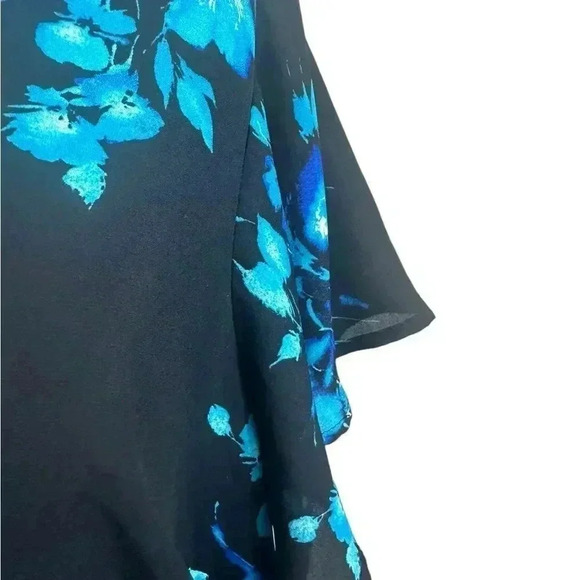 Torrid black top with blue floral print and tie at neck size 2-2X/18-20 - Picture 6 of 12